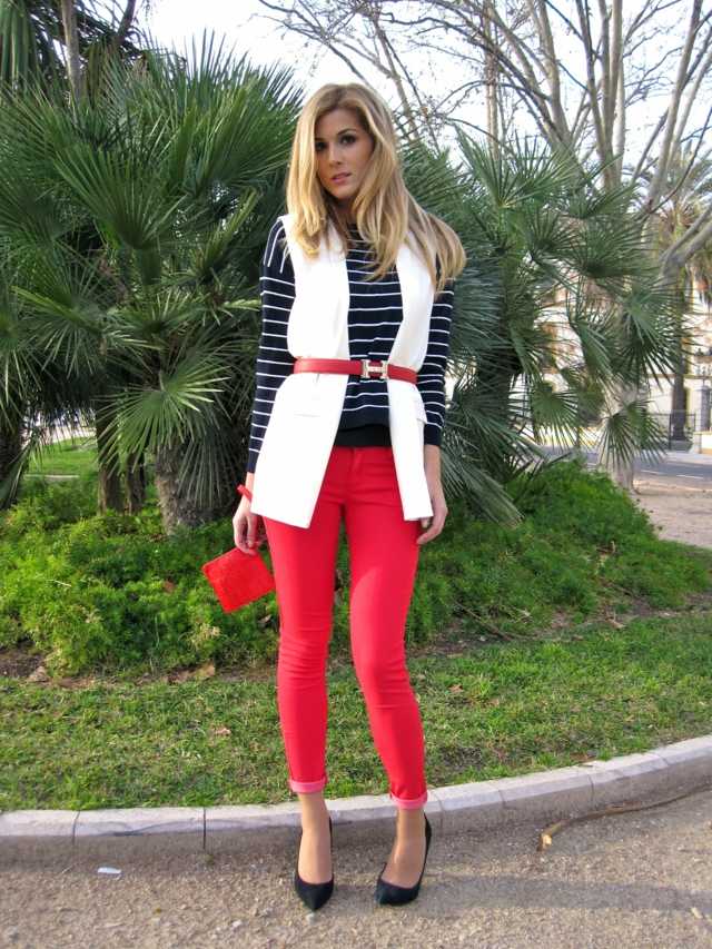 Príslušenstvo v červenej farbe vo forme opaska opasok ako doplnok ružová vesta biele nohavice