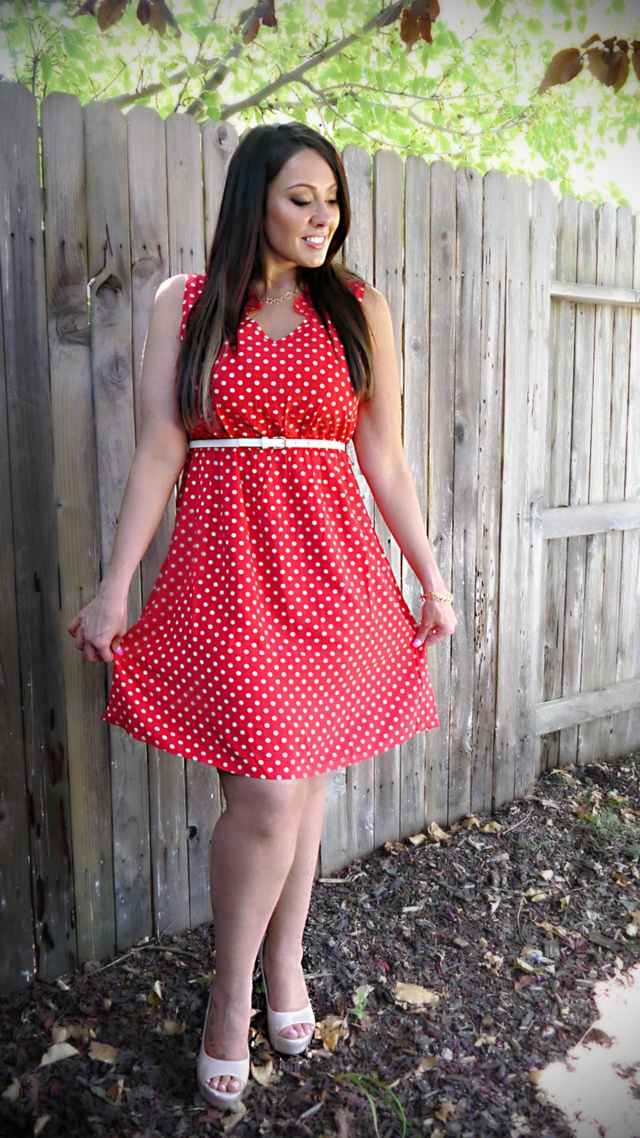 Tenký opasok s červenými šatami s bodkami šaty krátke ružové bodky tenký opasok