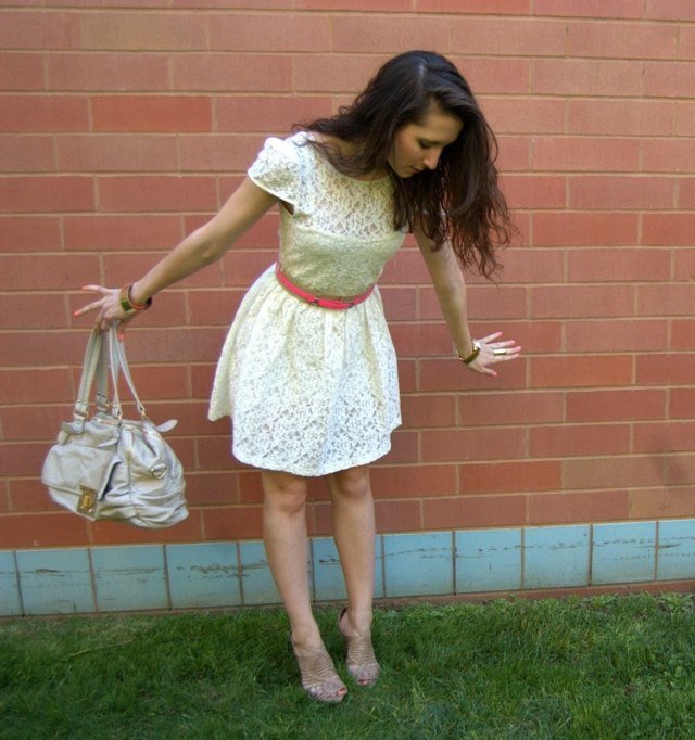 Ružový opasok s roztomilými čipkovanými šatami dámske módne šaty čipkované biele opasky ružové