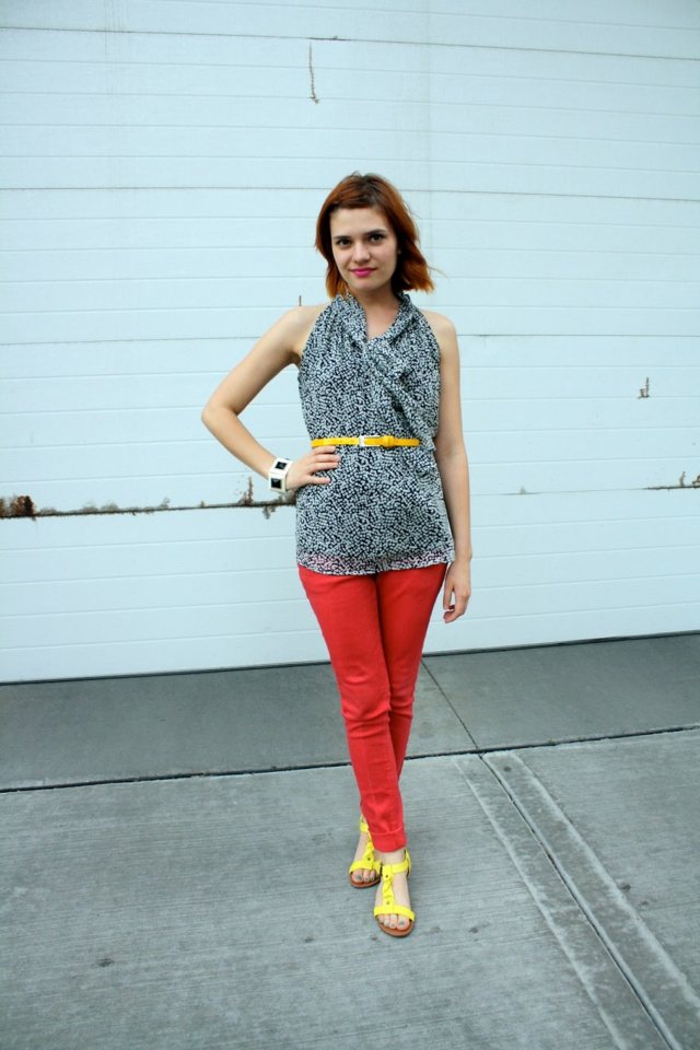 Žltý opasok a topánky, červené nohavice a sivá blúzka: farebný mix blúzka sivý opasok žlté nohavice červené ženy