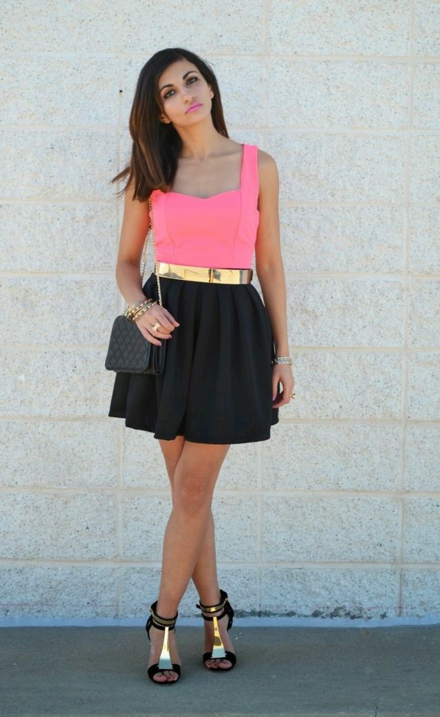 Kovový opasok zo zlata k krátkej čiernej sukni doplnok opasok kov zlatý rock čierny