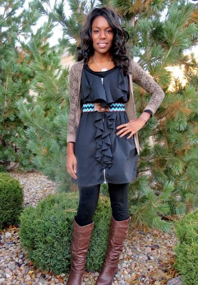 Opasok ako doplnok s cikcakovým vzorom k čiernemu outfitu tunika dámska bunda v čiernom páse s modrým vzorom