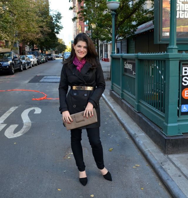 Kovový opasok v zlatej farbe ako akcent k čiernemu kabátu kabát čierny opasok zlatý kovový šál