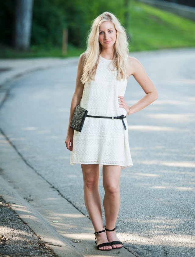 Taška na opasok v čiernej farbe s roztomilými bielymi šatami krátke šaty biela taška na opasok čierna