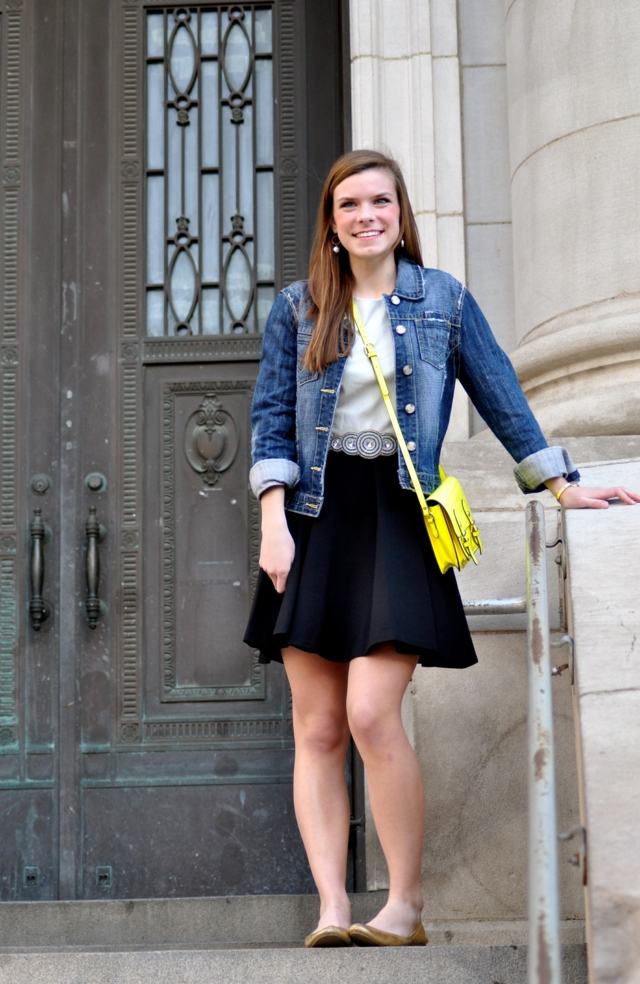 Efektívny opasok s elegantnou sukňou a športovou riflovou bundou krátka sukňa čierna rifľová bunda žlté vrecko