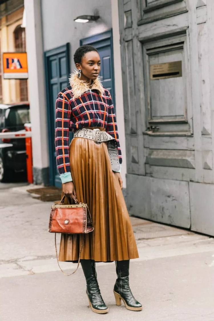 Kombinácia opaska, kombinéza bedrového pásu, módnych trendov, koženej sukne