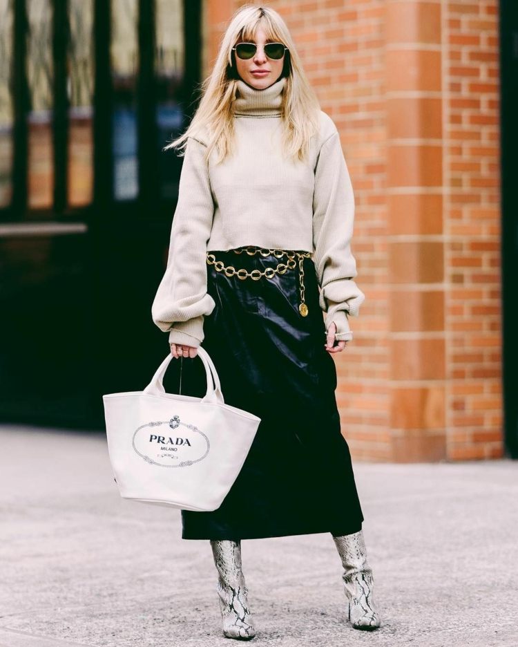 Módne trendy Kožené súkenné súpravy kombinujú čižmy s retiazkovým pásom so vzorom hada