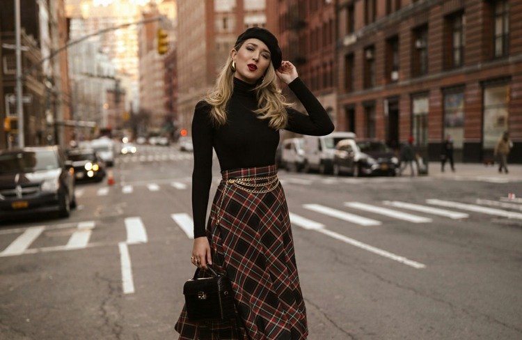 Skladaná sukňa kombinuje zimný retiazkový outfit s rolákovým svetrom v čiernej farbe