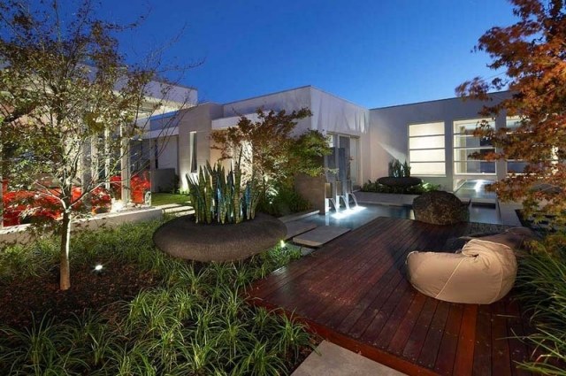 drevená terasa-sedací vak-bazén-vodopád-osvetlenie