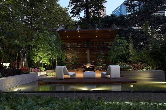 salónik-drevená terasa-biele ležadlá-závesný-krb