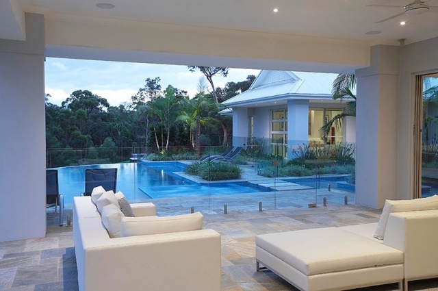 bazénová plocha-sklenené zábradlie-rozdeľovač miestností na sedenie