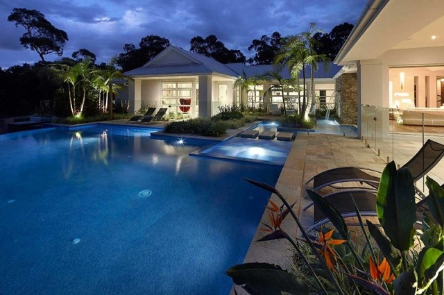 bazénová oblasť-nočné osvetlenie-lehátka-sklenené zábradlia