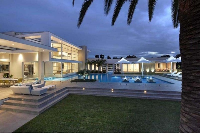 bazénová plocha-dizajn-luxusný dom-nočné osvetlenie