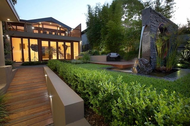 terénna úprava-vodný prvok-bridlica-kameň-drevená terasa