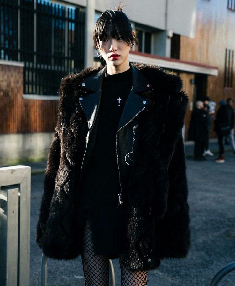 Módny trend v štýle grunge 2021 kombinuje koženú bundu s mini sukňou