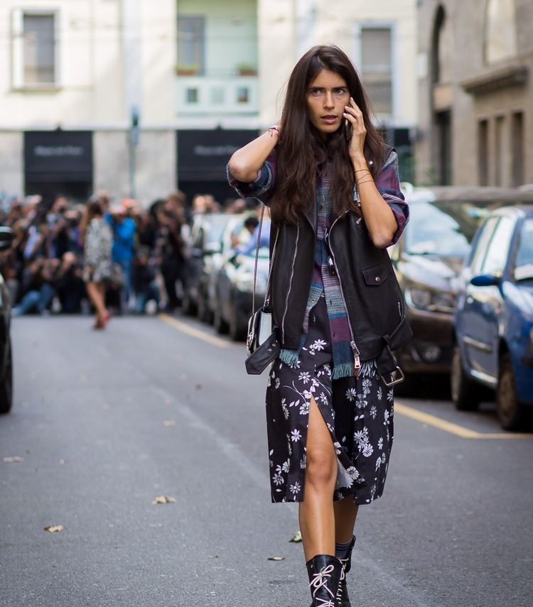 Vesta kombinuje módny outfit v štýle 2021 v štýle grunge