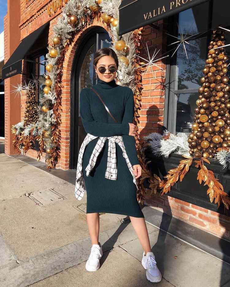 Módny trend v štýle grunge 2021 kombinuje čierne šaty