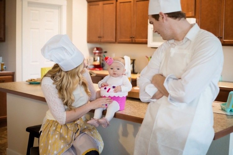 skupinové kostýmy na karneval rodina-jednoduchý-kuchár-pekár-košíček-bábätko