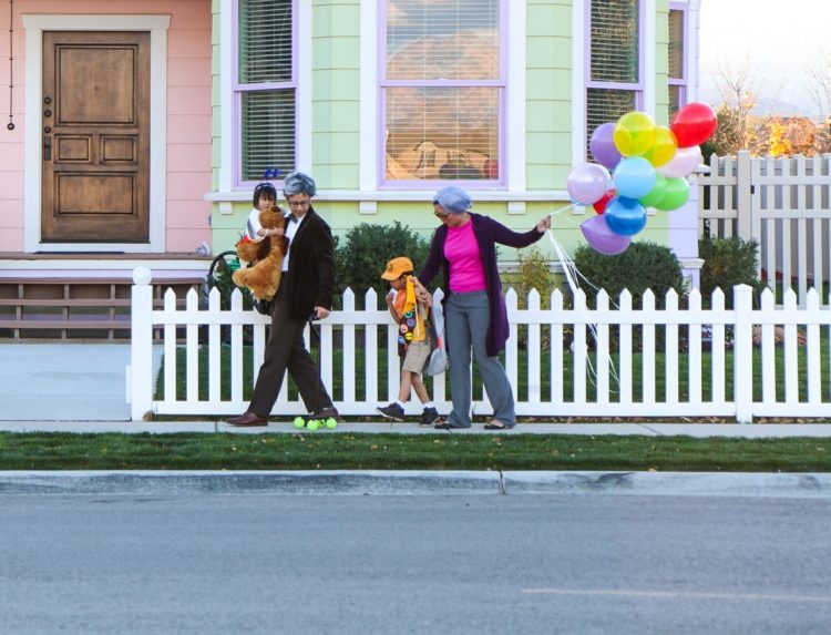 skupinové kostýmy-karneval-rodina-film-top-nápad-balóny-dedko-babka