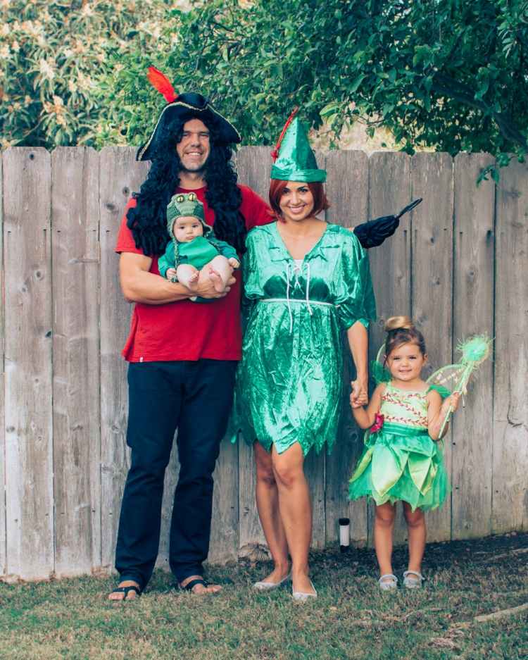 skupinové kostýmy-karneval-rodina-peter-pan-tinkerbell-pirát-kapitán-háčik