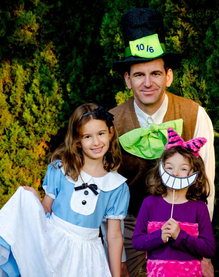 skupinové kostýmy-karneval-rodina-alice-nápady-cheshire cat-hatter