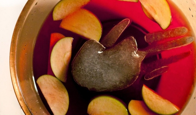 Halloweenske jedlo-ruka-ľad-ovocie-punč-krvavo-červené