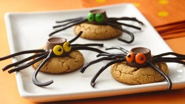 Cake-with-creepy-effect-spider-chocolate-Halloween-party-food-for-children