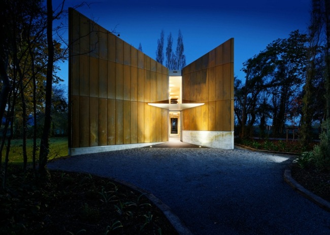 Penzión osvetlenie fasády noc drevený vchod domu