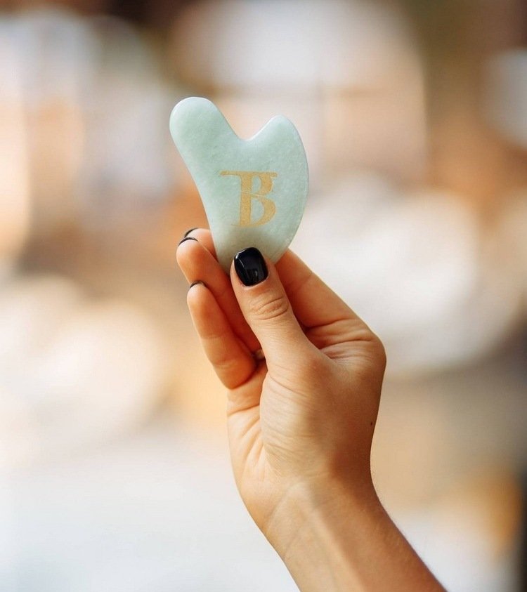 Masáž tváre Gua Sha Ako sa robí Tipy starostlivosti o pleť proti vráskam