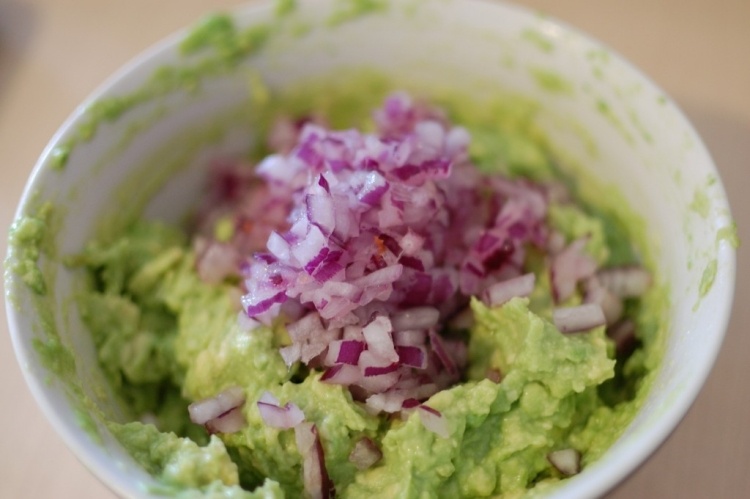 Guacamole-avokádový-dip-recept-cibuľa-5
