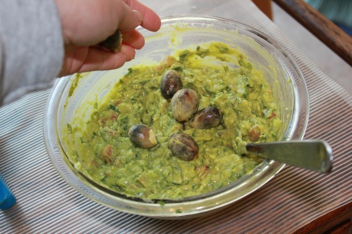 Guacaole-s-olivami-v-sklenenej miske-recept