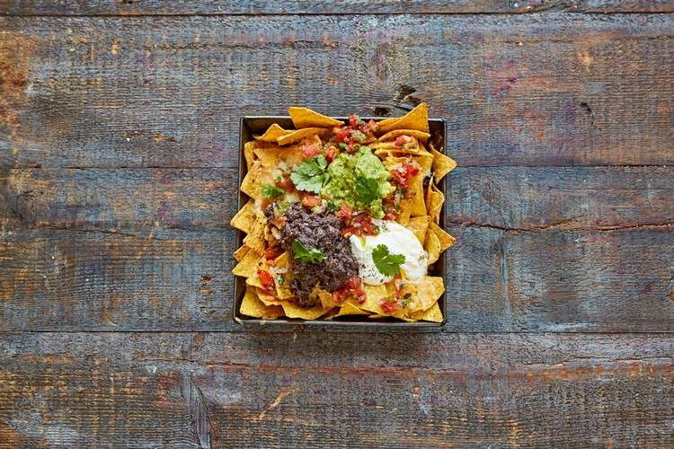 Recept na guacamole od Jamieho Olivera párty-jedlo-prst-jedlo-nachos-dip