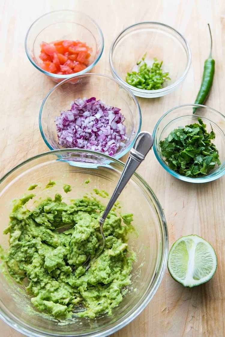 guacamole-recept-jamie-oliver-klasika-ingrediencie-nakrájané na malé kúsky