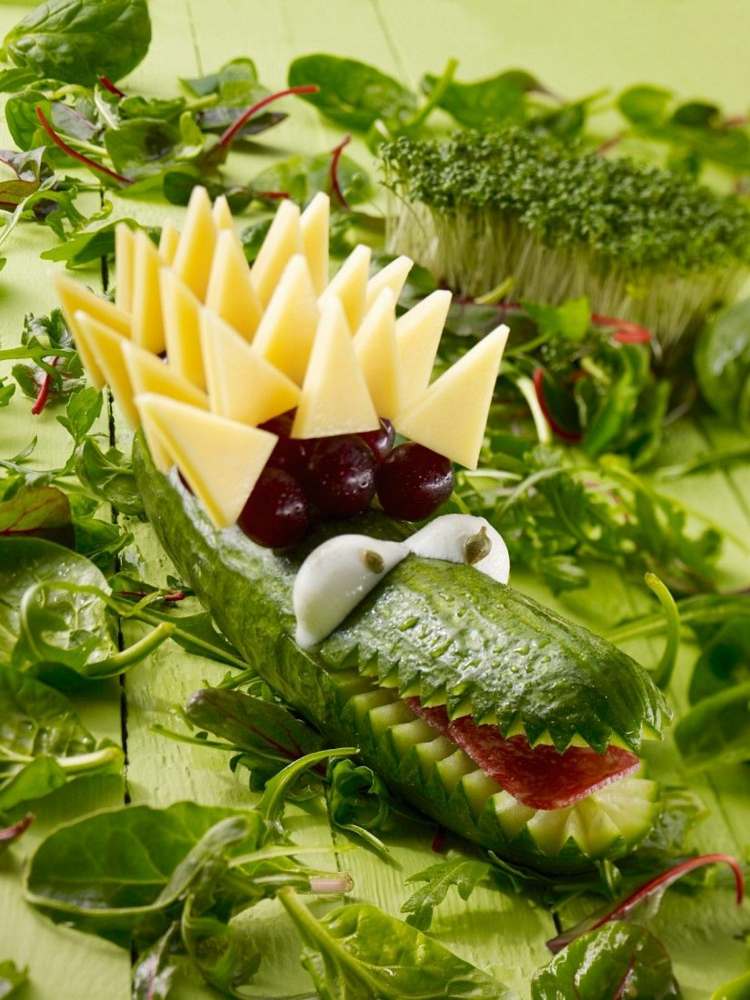 Uhorka-krokodíl-špízy-ovocie-zelenina-mozzarella