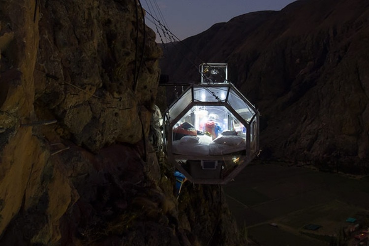 Dobre sa vyspi-kapsula-večerné osvetlenie-extrémne-vysoký-rock-rock