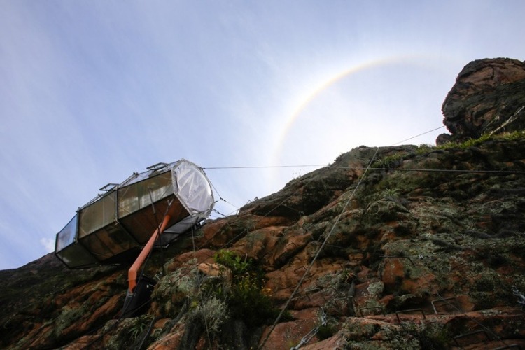 Dobre sa vyspi-tobolka-skaly-extrémna-výška-hory-oceľové lano-bezpečné