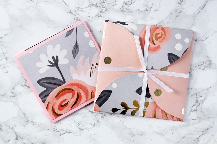 nápady na balenie darčekových poukazov vzor papierová slučka