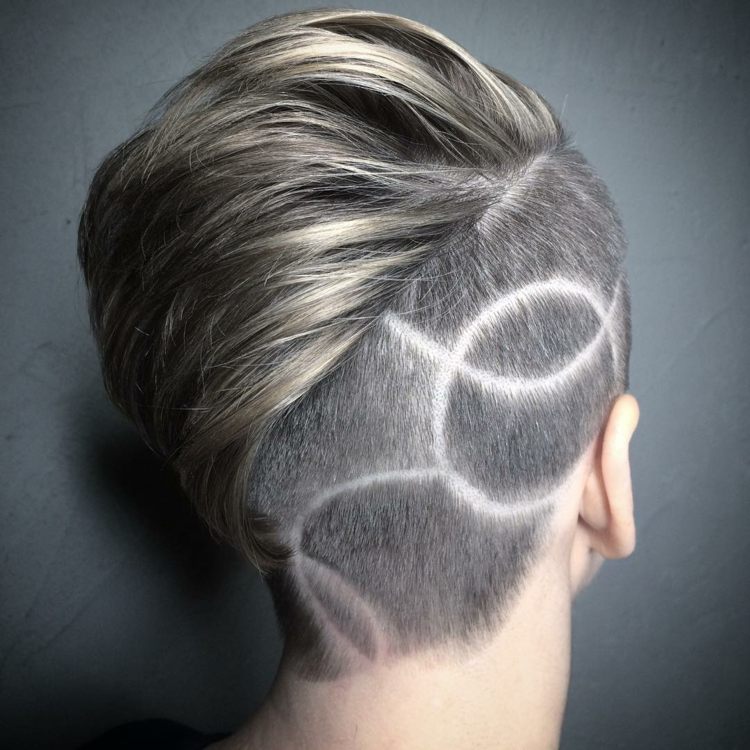 žena blond vlasy tetovanie kruhy šablóny boky oholené