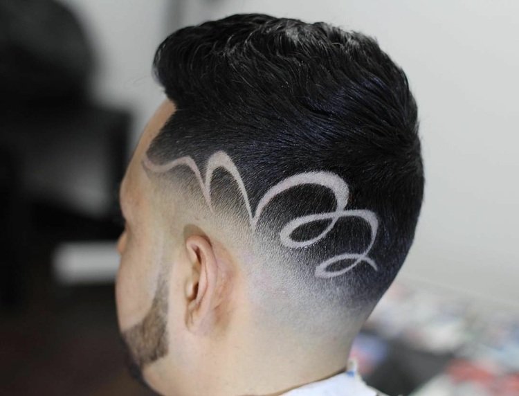 špirálové vlasy tetovanie vrchné vlasy dlhé strany oholené