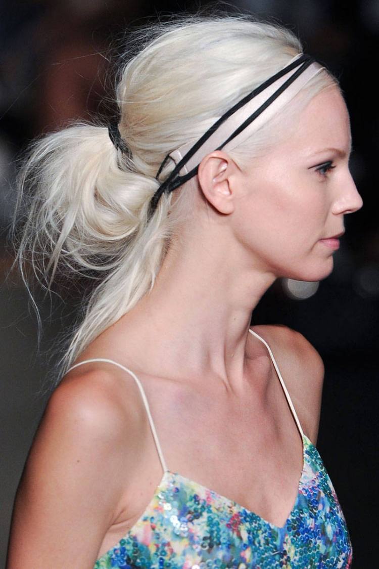športová verzia s elastickou gumičkou do vlasov v čiernej farbe na blond vlasoch čelenka-doplnok-športovo-čierne-vlasy-blond-škádlené-objem