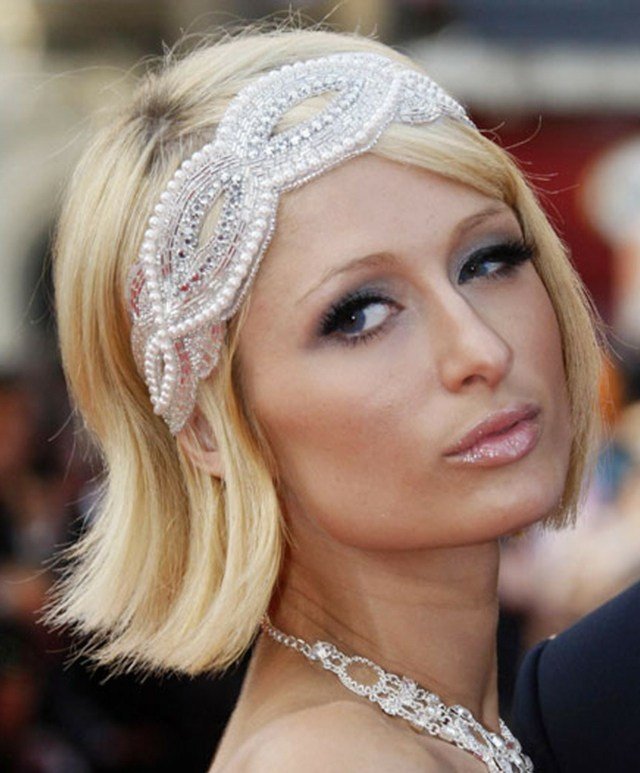 Čelenka Paris Hilton zdobená perlami a kamienkami Paris Hilton široký pás perál kamene biele