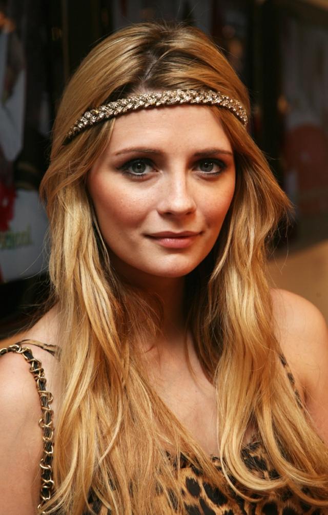 Mischa Barton s pletenou čelenkou mischa barton čelenka pletený módny doplnok