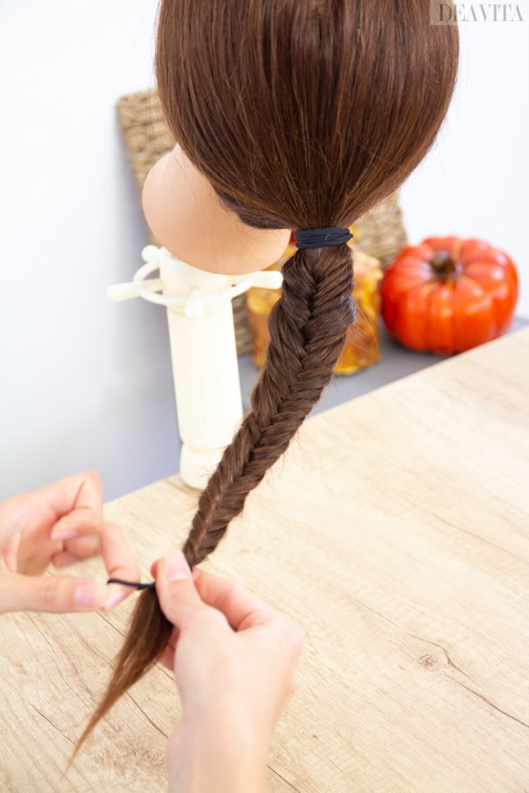 Výsledok viazania gumičky do vlasov z rybieho kosti