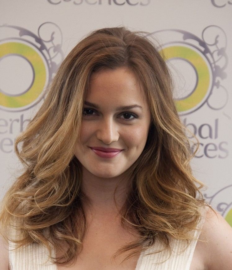 Leighton Masters svetlo hnedé vlasy s blond melírom brunetka-blondínka-melír-leighton-majster