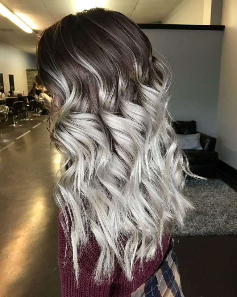 strieborné vlasy tmavší prístup vlasové trendy ombre vzhľad účesy ženy