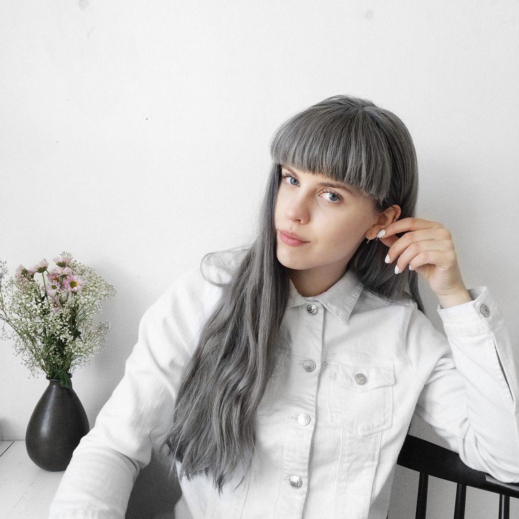 Bangs štýly vlasové trendy účesy nápady biela riflová bunda