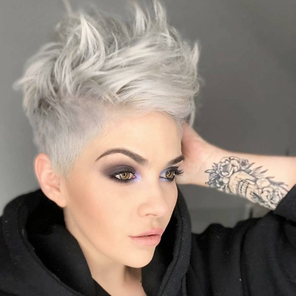 Farba vlasov strieborná Strih strihu Pixie Trendy vlasov Smokey líčenie očí