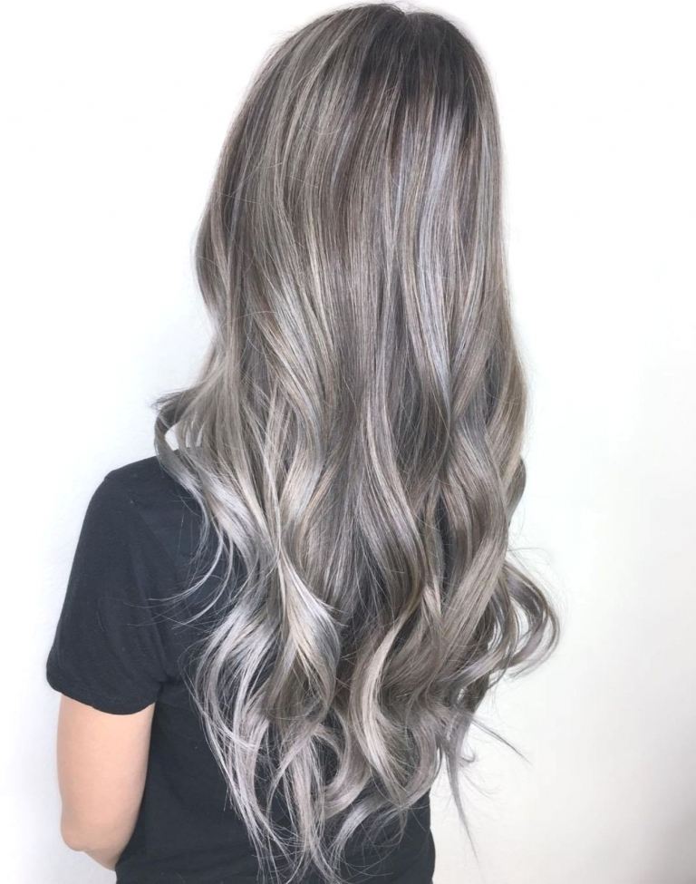Farbenie vlasov striebro s prameňmi vlasových trendov Farba vlasov Granny Hair
