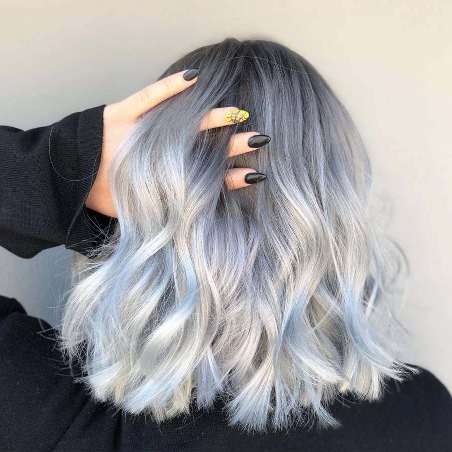 Strieborné vlasy šedo modré vlasy balayage dlhé bob účesy kučery