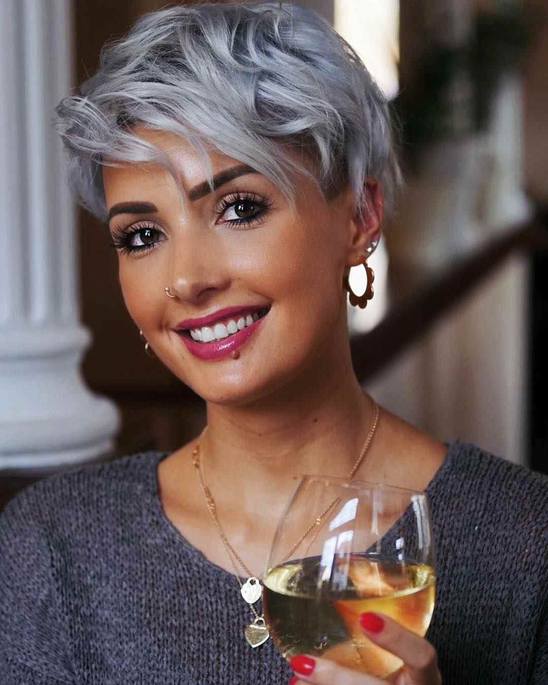 Vlasy strieborná farba sivá fialová farba vlasov pixie strih štýl nos piercing trend